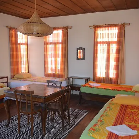 Taksiyarhis Konukevi 3*