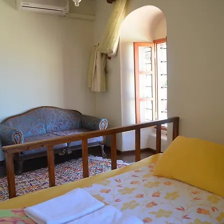 Taksiyarhis Konukevi 3*