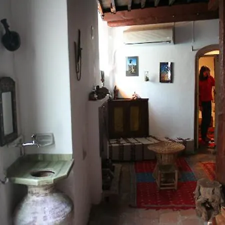 Taksiyarhis Affittacamere Ayvalı