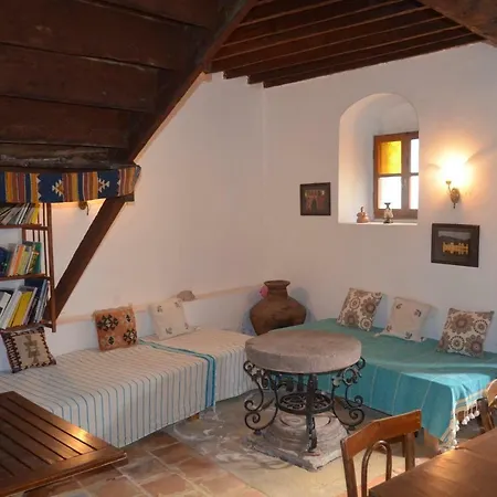 Taksiyarhis Konukevi 3*