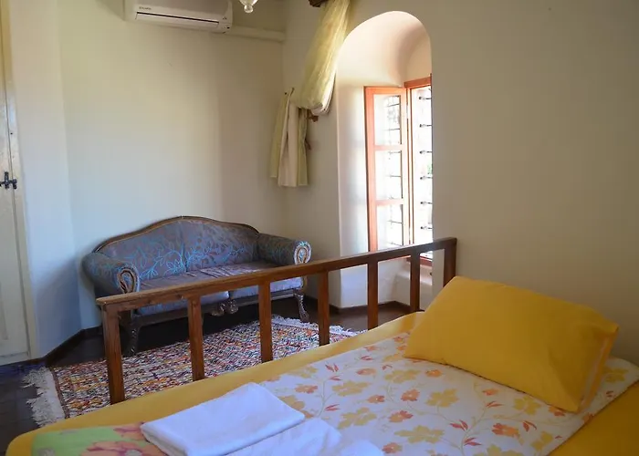 Taksiyarhis Pensión 3*