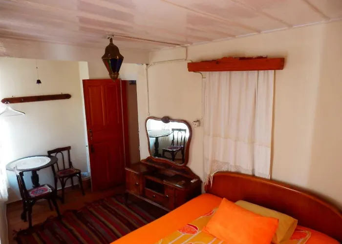 Taksiyarhis Pensión Ayvalı