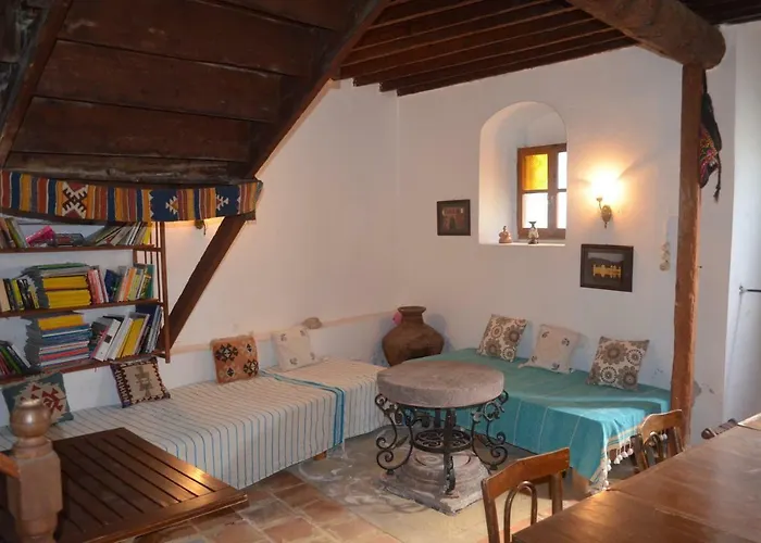 Taksiyarhis Pensión 3*